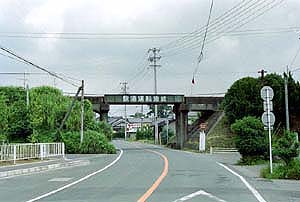 道路と鉄道の立体交差の画像