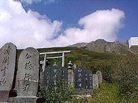 お山に眠っておられるのかな？