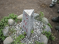 多摩川源流の笠取山にある分水嶺