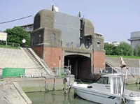 多摩川改修工事の名残で今も残る六郷水門