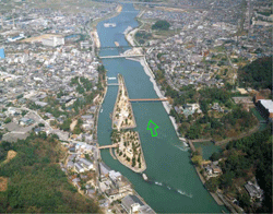 歴史・文化的遺産に恵まれる塔の島周辺