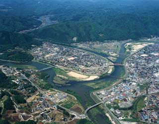 三次市で巴状に合流する江の川、馬洗川、西城川