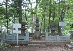 松山城下が一望できる足立重信の墓
