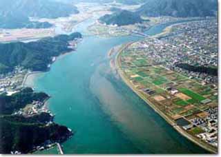 河口部に位置する佐伯市を流れる番匠川