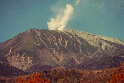 噴煙を上げる御嶽山
