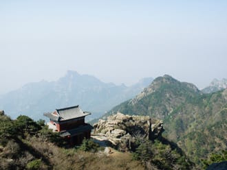 泰山山頂からの雄大な景色