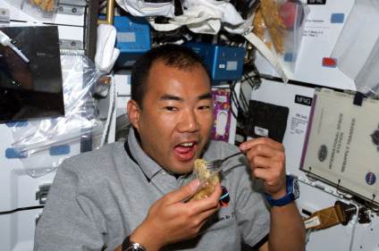 スペースシャトルでラーメンを食べる野口総一宇宙飛行士
