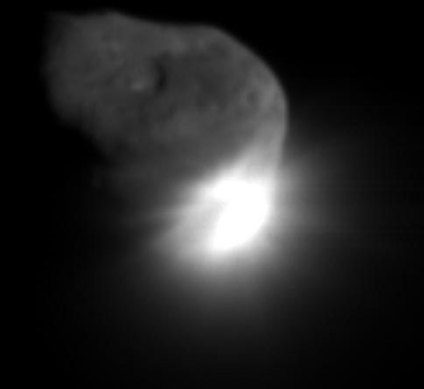 テンペル第一彗星に衝突体を衝突させた直後の画像(NASA提供)