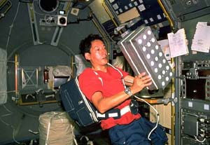 ライフサイエンス実験中の毛利宇宙飛行士(STS-47)
