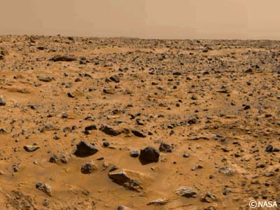 1997年7月、アメリカの火星探査機マーズ・パスファインダーが撮影した火星の地表