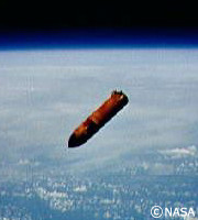 切り離された外部燃料タンク。スペースシャトルで唯一の使い捨て部分。