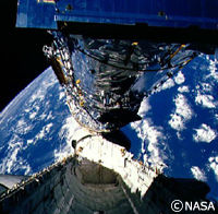 ペイロード・ベイから切り離されようとしているハッブル宇宙望遠鏡(STS-31)