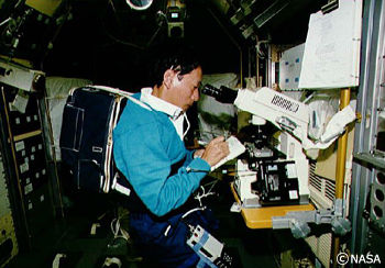 スペースラブ内で実験中の毛利宇宙飛行士(STS-47)