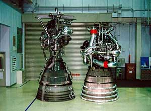 液体ロケットエンジンのLE-7Aエンジン(左)とLE-7エンジン(右)