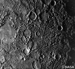 水星表面には、月に似たクレーターが無数に見えます。