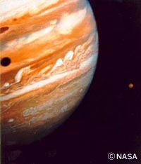 木星に影をつくる衛星イオ(右側にある小さな星)
