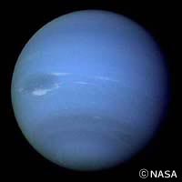 ボイジャー2号が撮影した海王星。中央左側の薄暗い部分が大暗斑です。