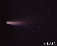 尾を引くハレー彗星
