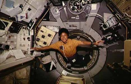 スペースラブの中に入る向井千秋宇宙飛行士