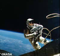 ジェミニ4号で宇宙へ飛び立ったホワイトは地球を3周したところで、宇宙遊泳をおこないました。命綱の長さは23フィート、ヘルメットのバイザーは太陽の直接光を防ぐため、金メッキされています(c)NASA