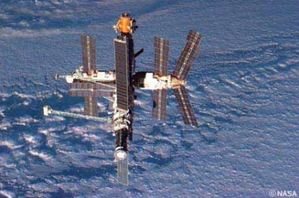 ロシアの宇宙ステーション「ミール」。ミールとのドッキングのために接近したアメリカのスペースシャトルから撮影。(1996年)