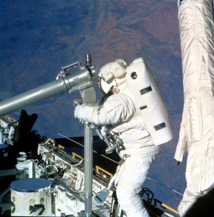 ミッション・スペシャリスト(MS)として船外活動をおこなう土井隆雄宇宙飛行士