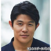 鈴木亮平の画像